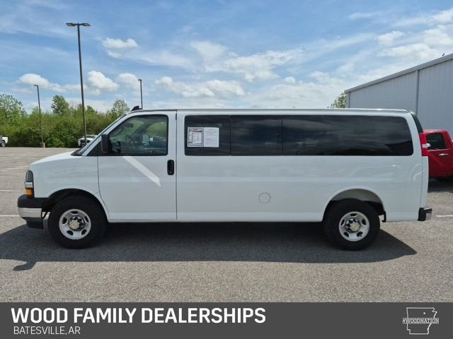 2025 Chevrolet Express Passenger 1LT