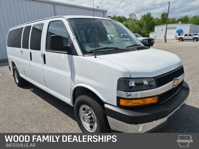 2025 Chevrolet Express Passenger 1LT