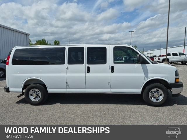 2025 Chevrolet Express Passenger 1LT