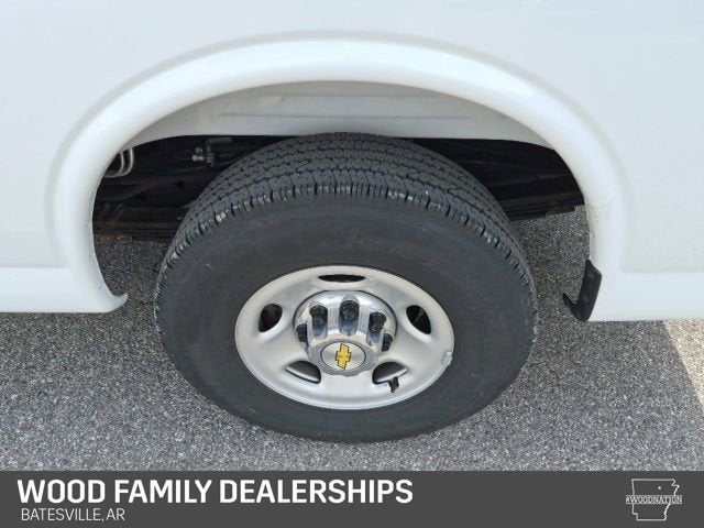 2025 Chevrolet Express Passenger 1LT