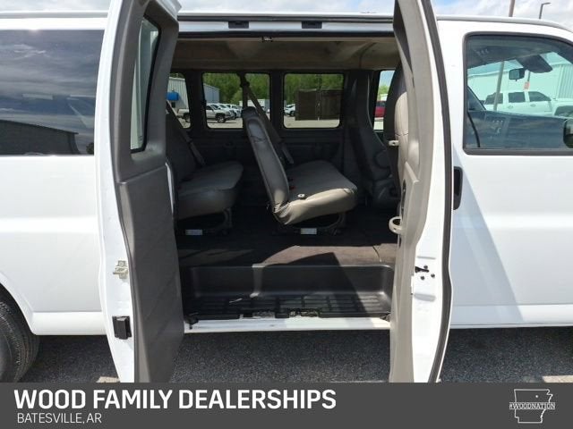 2025 Chevrolet Express Passenger 1LT