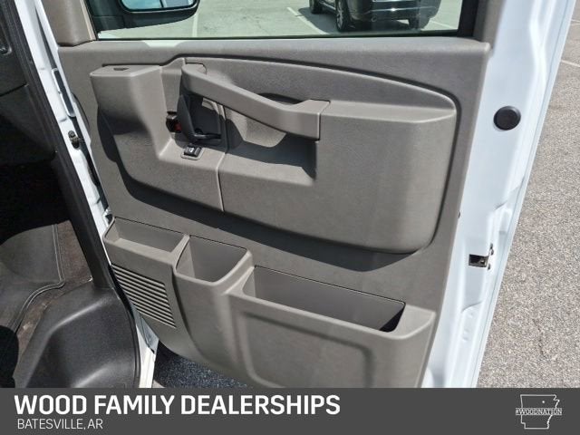2025 Chevrolet Express Passenger 1LT