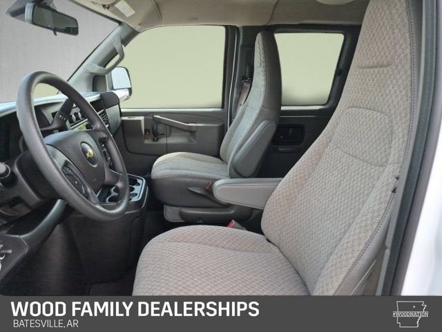 2025 Chevrolet Express Passenger 1LT
