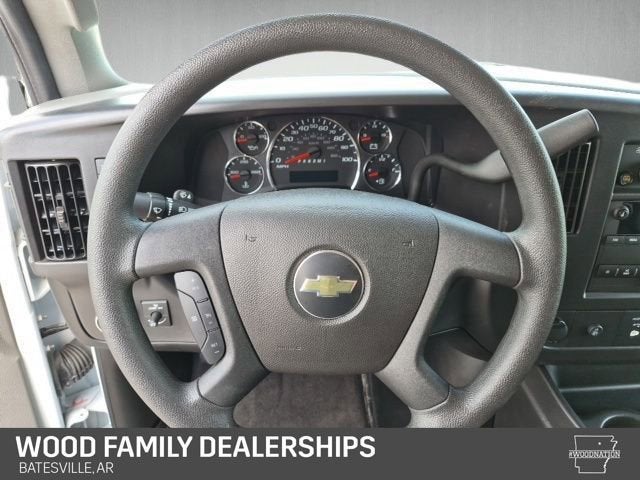 2025 Chevrolet Express Passenger 1LT