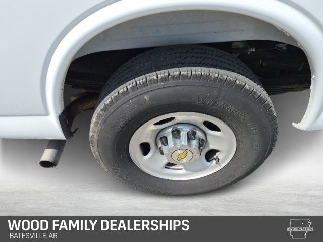 2025 Chevrolet Express Passenger 1LT