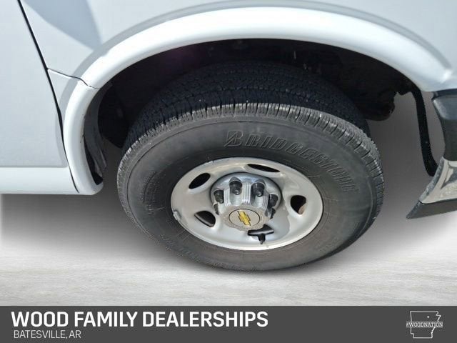 2025 Chevrolet Express Passenger 1LT