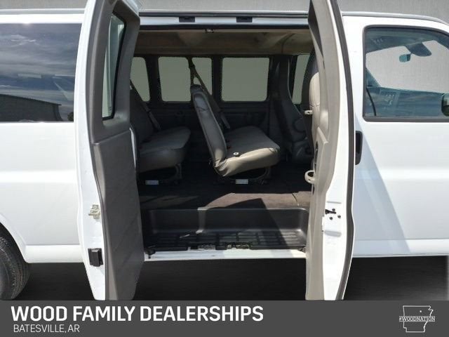 2025 Chevrolet Express Passenger 1LT