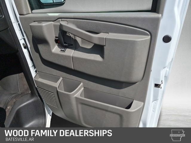 2025 Chevrolet Express Passenger 1LT