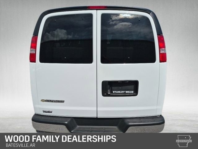 2025 Chevrolet Express Passenger 1LT
