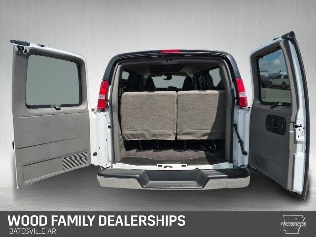 2025 Chevrolet Express Passenger 1LT