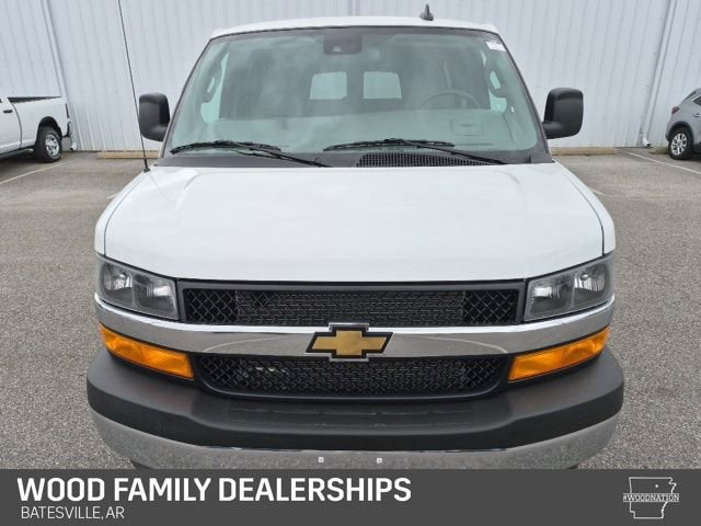 2025 Chevrolet Express Passenger 1LT