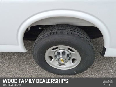 2025 Chevrolet Express Passenger 1LT