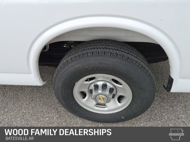 2025 Chevrolet Express Passenger 1LT