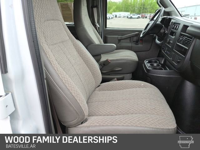 2025 Chevrolet Express Passenger 1LT